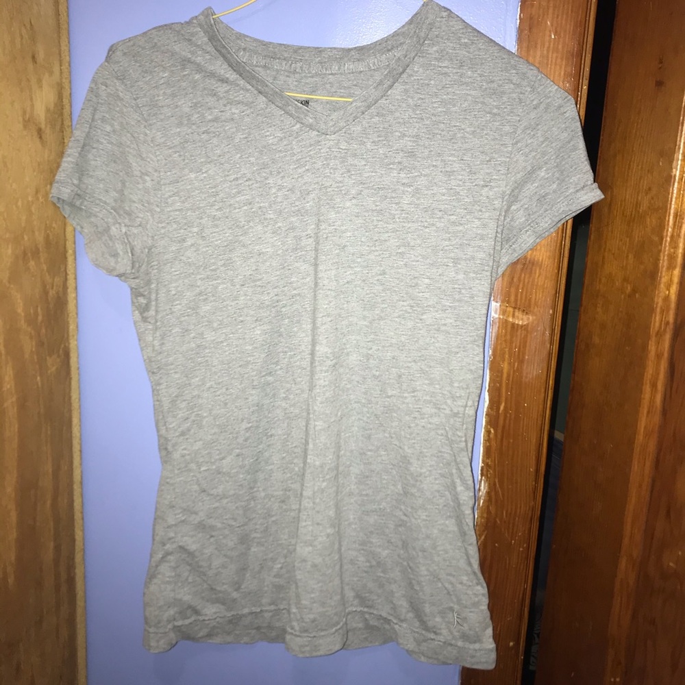 Very cute grey basic v neck !